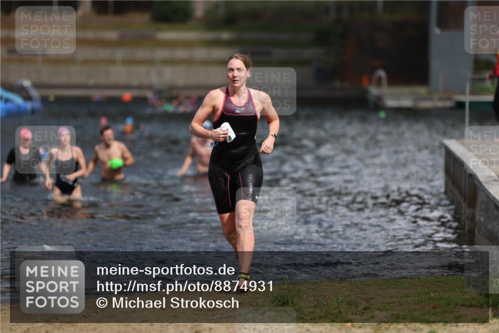 14.09.2025 - Stadtparktriathlon Michael Strokosch http://msf.ph/oto/8874931 14.09.2025 12:51:36 Schwimmen 1426, 1443 meine-sportfotos.de