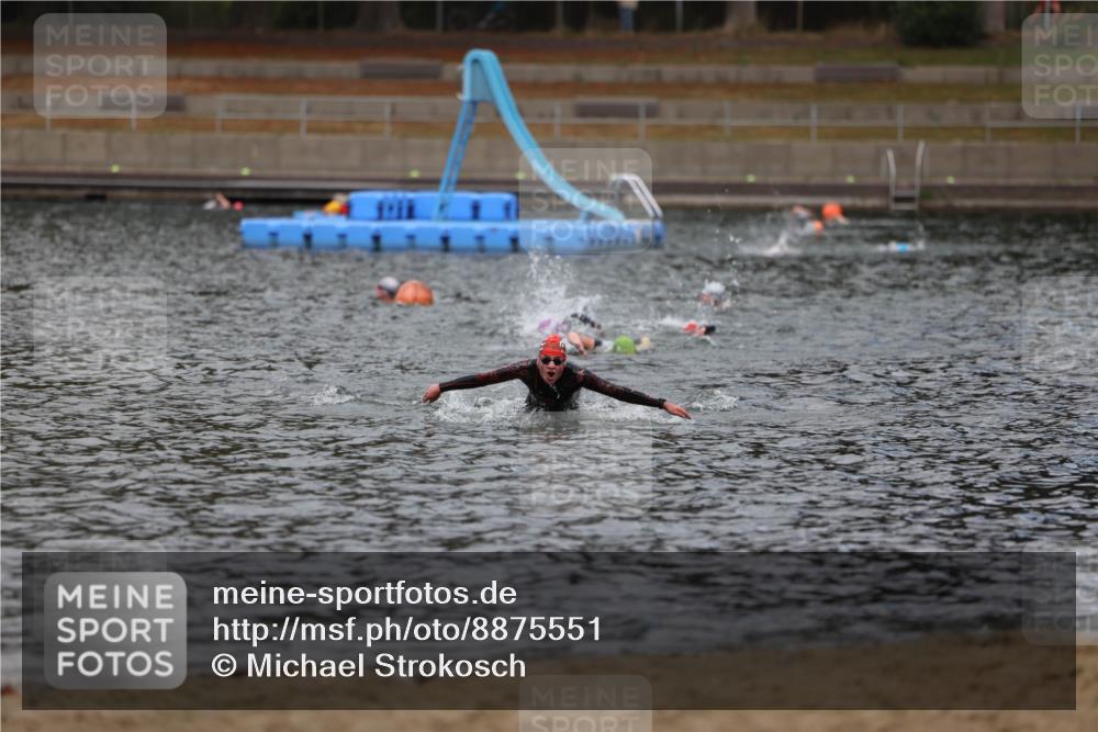 14.09.2025 - Stadtparktriathlon Michael Strokosch http://msf.ph/oto/8875551 14.09.2025 13:07:34 Schwimmen 1551 meine-sportfotos.de
