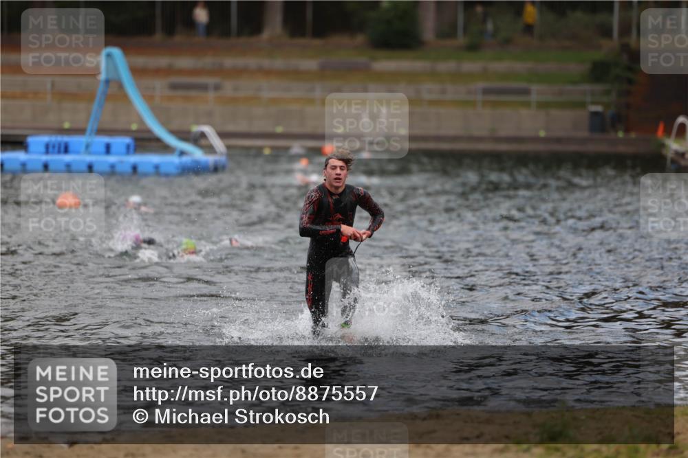 14.09.2025 - Stadtparktriathlon Michael Strokosch http://msf.ph/oto/8875557 14.09.2025 13:07:39 Schwimmen 1551, 1558 meine-sportfotos.de