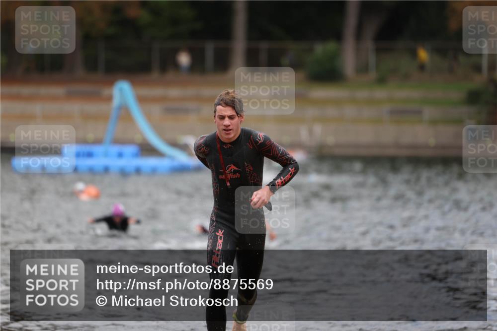 14.09.2025 - Stadtparktriathlon Michael Strokosch http://msf.ph/oto/8875569 14.09.2025 13:07:43 Schwimmen 1545, 1551, 1558 meine-sportfotos.de