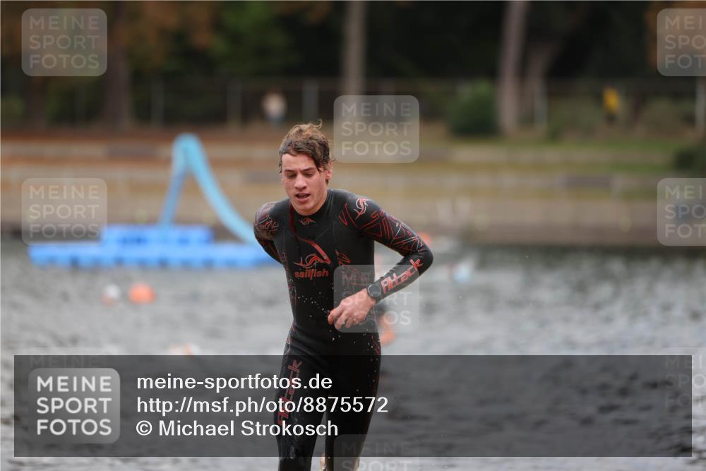 14.09.2025 - Stadtparktriathlon Michael Strokosch http://msf.ph/oto/8875572 14.09.2025 13:07:43 Schwimmen 1545, 1551, 1558 meine-sportfotos.de