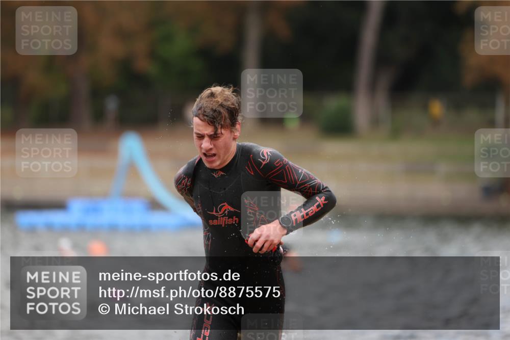 14.09.2025 - Stadtparktriathlon Michael Strokosch http://msf.ph/oto/8875575 14.09.2025 13:07:44 Schwimmen 1545, 1551, 1558 meine-sportfotos.de