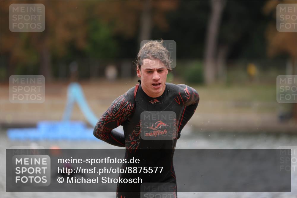 14.09.2025 - Stadtparktriathlon Michael Strokosch http://msf.ph/oto/8875577 14.09.2025 13:07:44 Schwimmen 1545, 1551, 1558 meine-sportfotos.de