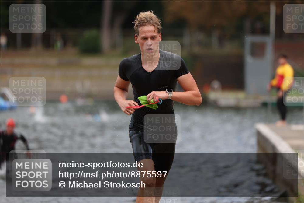14.09.2025 - Stadtparktriathlon Michael Strokosch http://msf.ph/oto/8875597 14.09.2025 13:07:51 Schwimmen 1537, 1545, 1558 meine-sportfotos.de