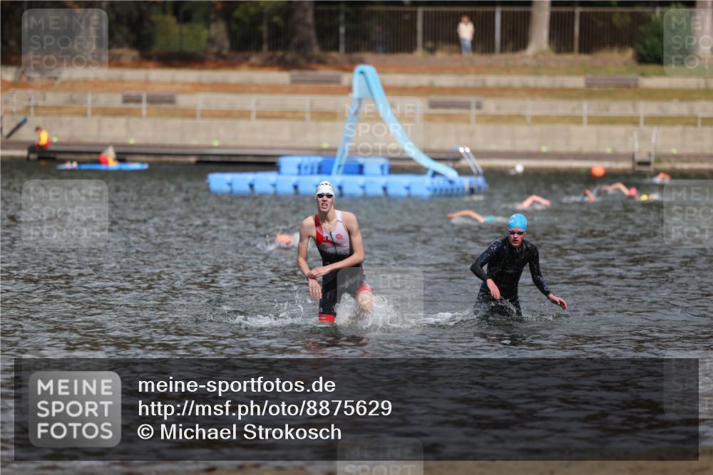 14.09.2025 - Stadtparktriathlon Michael Strokosch http://msf.ph/oto/8875629 14.09.2025 13:08:22 Schwimmen 1543, 1546 meine-sportfotos.de