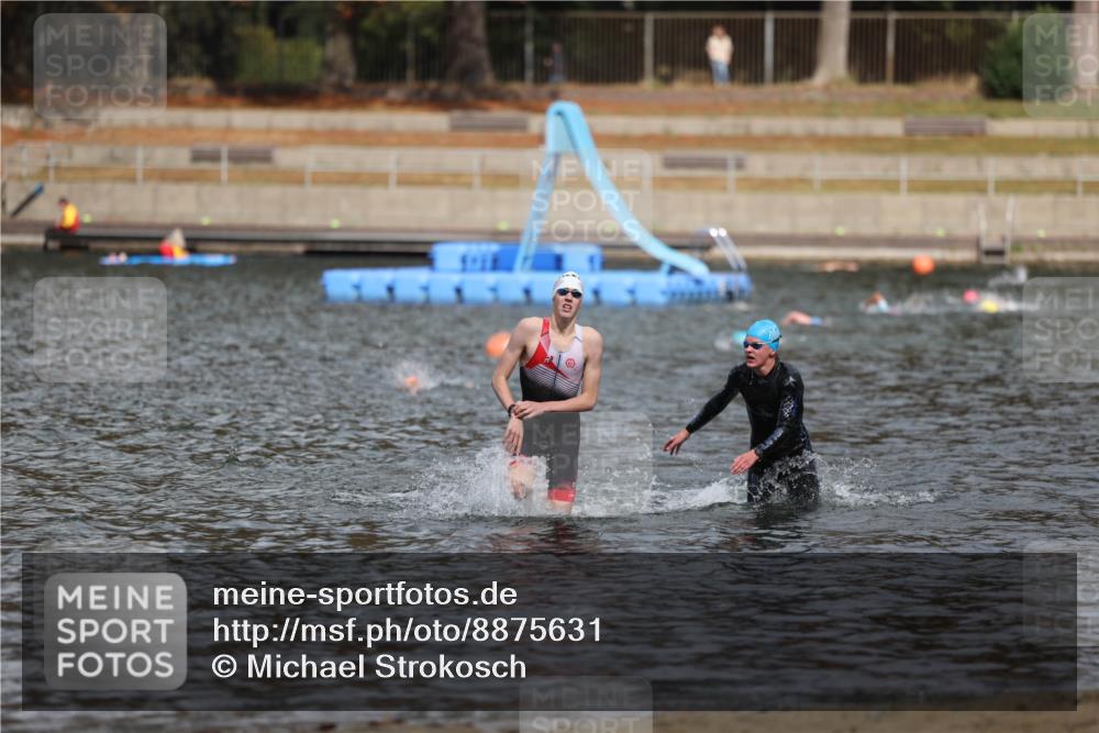 14.09.2025 - Stadtparktriathlon Michael Strokosch http://msf.ph/oto/8875631 14.09.2025 13:08:22 Schwimmen 1543, 1546 meine-sportfotos.de
