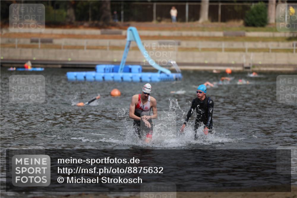 14.09.2025 - Stadtparktriathlon Michael Strokosch http://msf.ph/oto/8875632 14.09.2025 13:08:23 Schwimmen 1543, 1546 meine-sportfotos.de