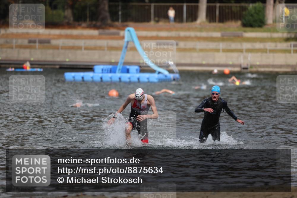 14.09.2025 - Stadtparktriathlon Michael Strokosch http://msf.ph/oto/8875634 14.09.2025 13:08:24 Schwimmen 1543, 1546 meine-sportfotos.de