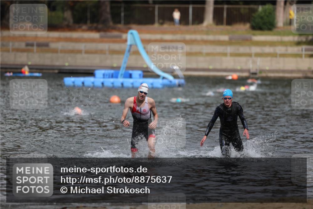 14.09.2025 - Stadtparktriathlon Michael Strokosch http://msf.ph/oto/8875637 14.09.2025 13:08:24 Schwimmen 1543, 1546 meine-sportfotos.de