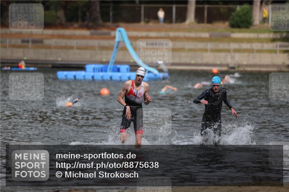 14.09.2025 - Stadtparktriathlon Michael Strokosch http://msf.ph/oto/8875638 14.09.2025 13:08:25 Schwimmen 1543, 1546 meine-sportfotos.de