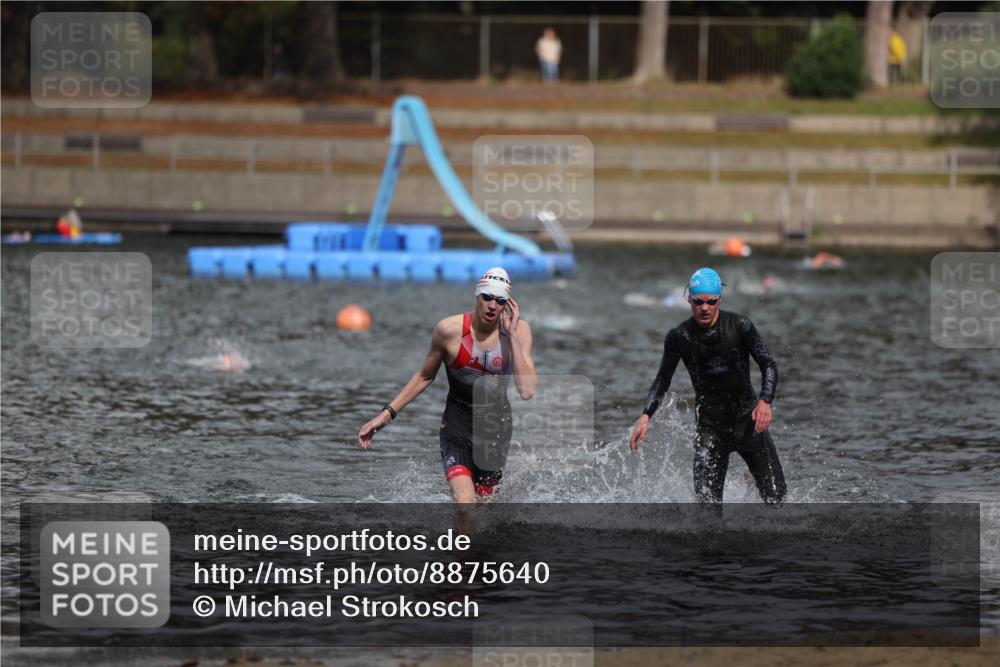 14.09.2025 - Stadtparktriathlon Michael Strokosch http://msf.ph/oto/8875640 14.09.2025 13:08:25 Schwimmen 1543, 1546 meine-sportfotos.de