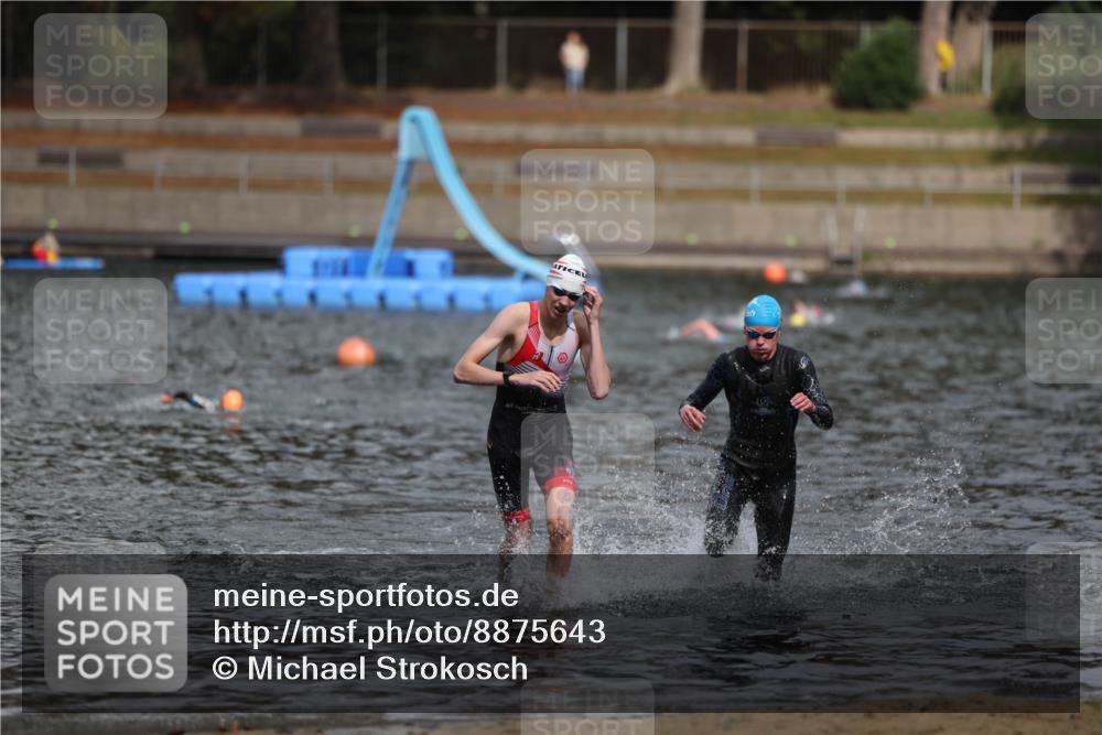 14.09.2025 - Stadtparktriathlon Michael Strokosch http://msf.ph/oto/8875643 14.09.2025 13:08:26 Schwimmen 1543, 1546 meine-sportfotos.de