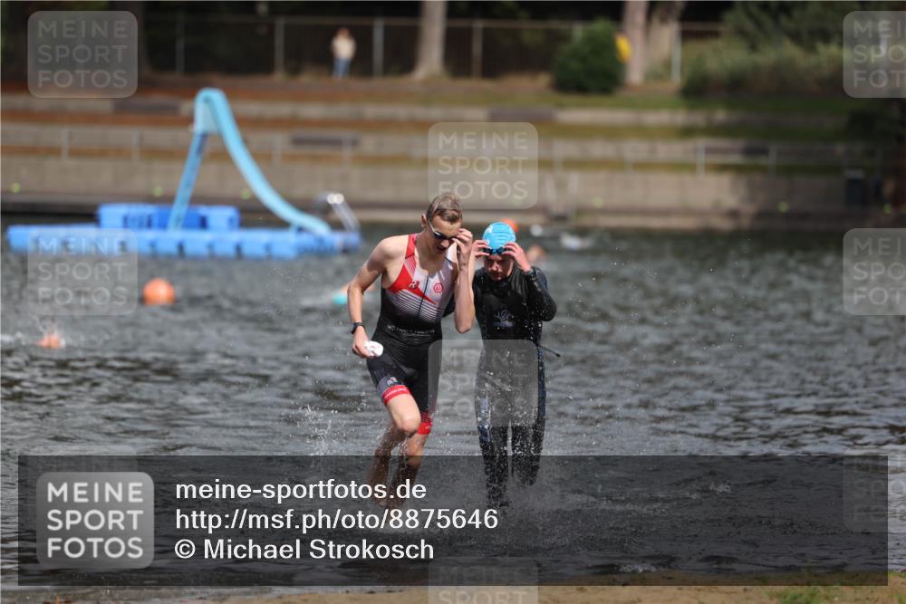 14.09.2025 - Stadtparktriathlon Michael Strokosch http://msf.ph/oto/8875646 14.09.2025 13:08:27 Schwimmen 1543, 1546 meine-sportfotos.de