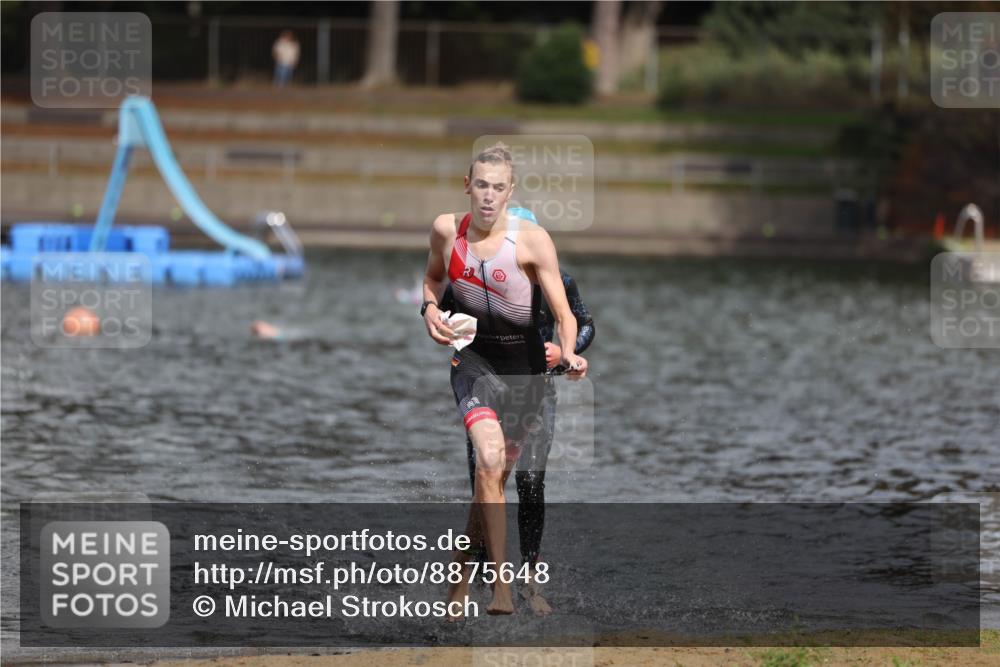 14.09.2025 - Stadtparktriathlon Michael Strokosch http://msf.ph/oto/8875648 14.09.2025 13:08:28 Schwimmen 1543, 1546 meine-sportfotos.de