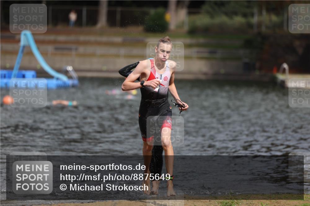 14.09.2025 - Stadtparktriathlon Michael Strokosch http://msf.ph/oto/8875649 14.09.2025 13:08:28 Schwimmen 1543, 1546 meine-sportfotos.de