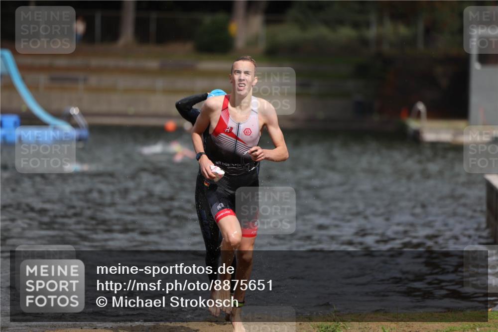 14.09.2025 - Stadtparktriathlon Michael Strokosch http://msf.ph/oto/8875651 14.09.2025 13:08:28 Schwimmen 1543, 1546 meine-sportfotos.de