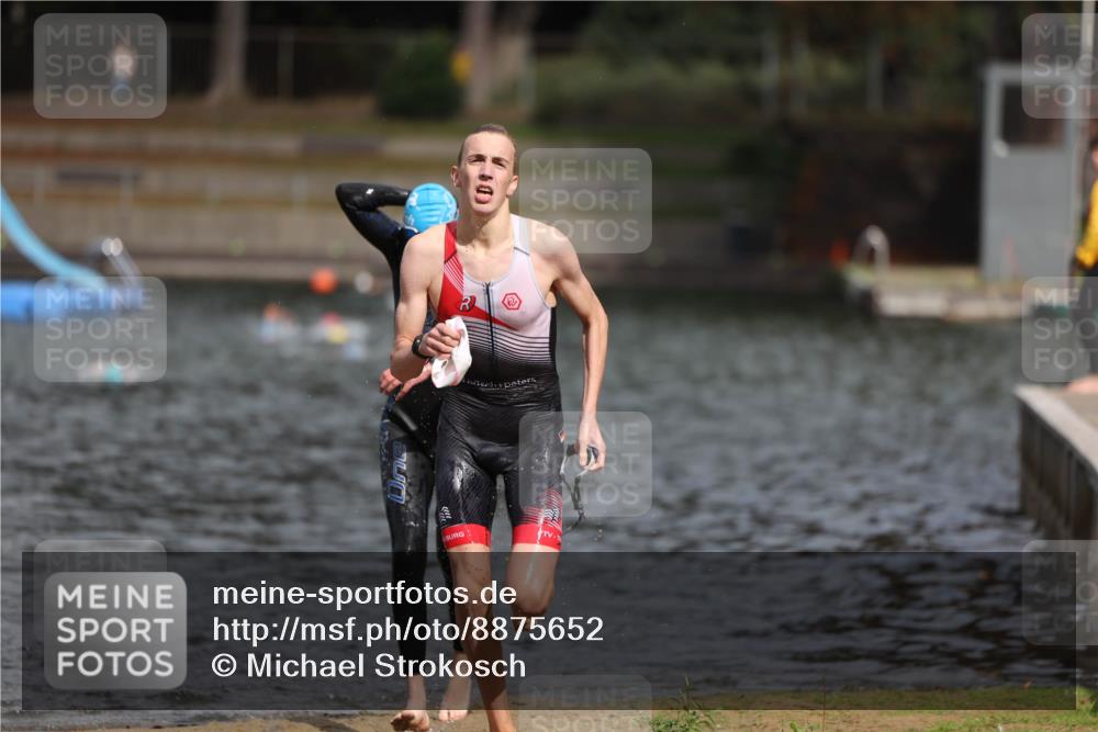14.09.2025 - Stadtparktriathlon Michael Strokosch http://msf.ph/oto/8875652 14.09.2025 13:08:28 Schwimmen 1543, 1546 meine-sportfotos.de