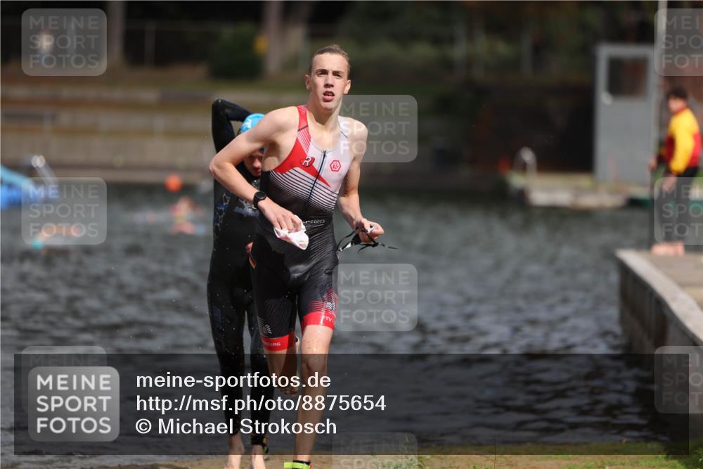 14.09.2025 - Stadtparktriathlon Michael Strokosch http://msf.ph/oto/8875654 14.09.2025 13:08:29 Schwimmen 1543, 1546 meine-sportfotos.de