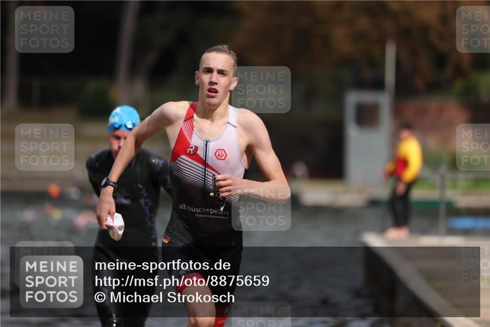 14.09.2025 - Stadtparktriathlon Michael Strokosch http://msf.ph/oto/8875659 14.09.2025 13:08:30 Schwimmen 1543, 1546 meine-sportfotos.de