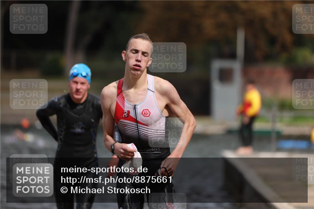 14.09.2025 - Stadtparktriathlon Michael Strokosch http://msf.ph/oto/8875661 14.09.2025 13:08:30 Schwimmen 1543, 1546 meine-sportfotos.de