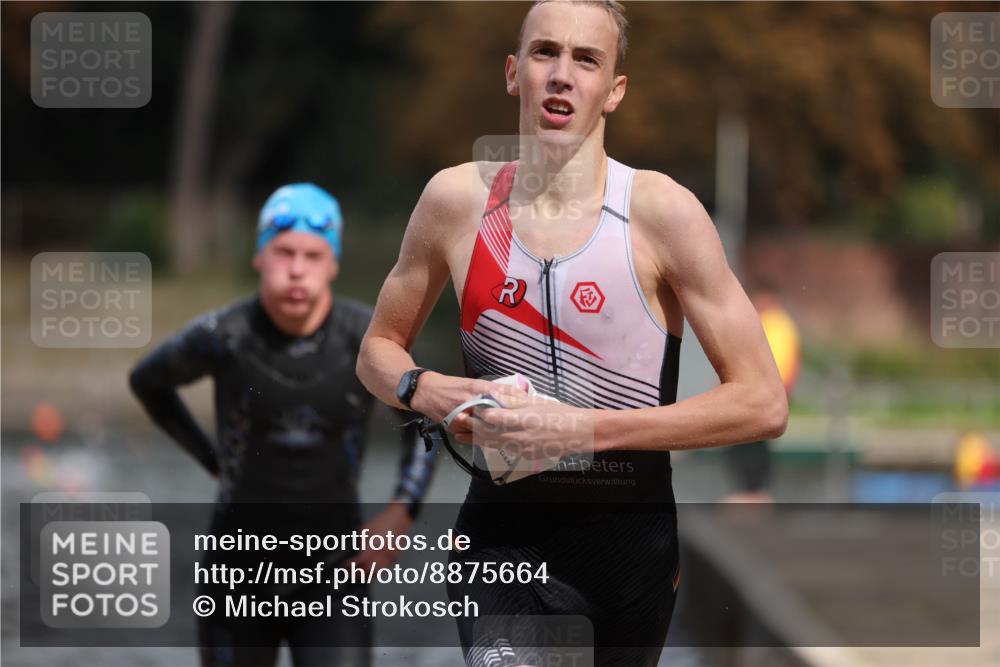 14.09.2025 - Stadtparktriathlon Michael Strokosch http://msf.ph/oto/8875664 14.09.2025 13:08:31 Schwimmen 1543, 1546 meine-sportfotos.de