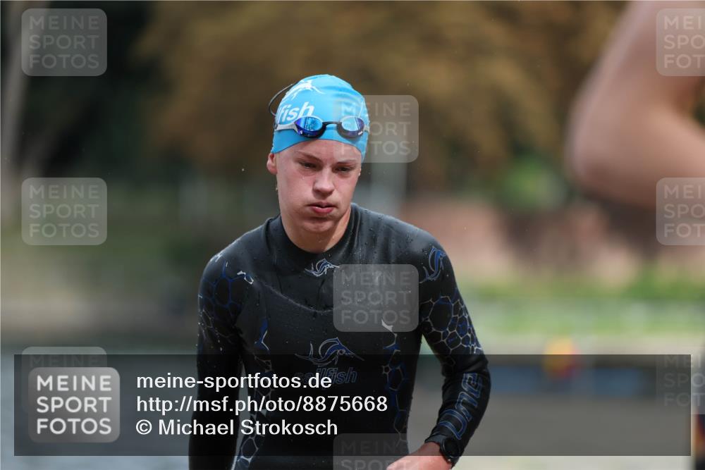 14.09.2025 - Stadtparktriathlon Michael Strokosch http://msf.ph/oto/8875668 14.09.2025 13:08:32 Schwimmen 1543, 1546 meine-sportfotos.de