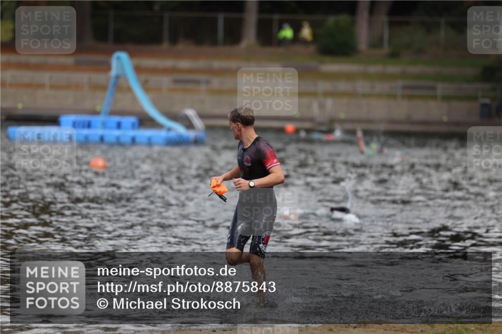 14.09.2025 - Stadtparktriathlon Michael Strokosch http://msf.ph/oto/8875843 14.09.2025 13:10:36 Schwimmen 1542 meine-sportfotos.de