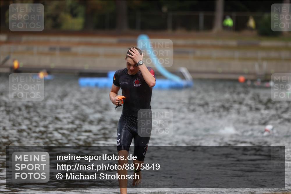 14.09.2025 - Stadtparktriathlon Michael Strokosch http://msf.ph/oto/8875849 14.09.2025 13:10:38 Schwimmen 1531, 1542 meine-sportfotos.de