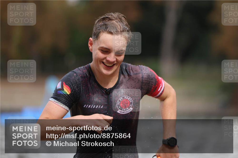 14.09.2025 - Stadtparktriathlon Michael Strokosch http://msf.ph/oto/8875864 14.09.2025 13:10:41 Schwimmen 1531, 1536, 1542 meine-sportfotos.de