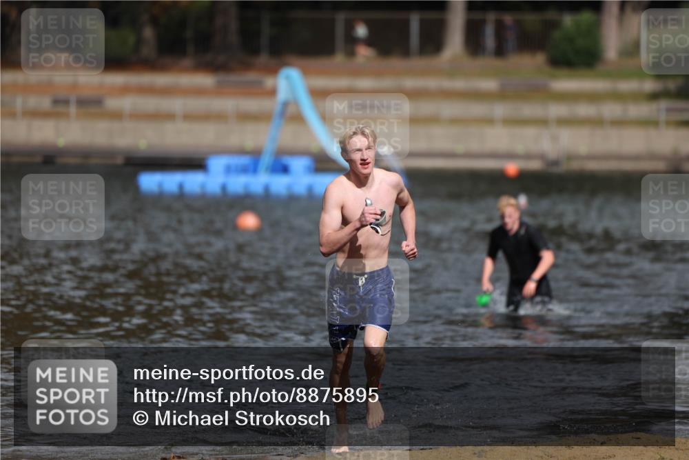 14.09.2025 - Stadtparktriathlon Michael Strokosch http://msf.ph/oto/8875895 14.09.2025 13:11:30 Schwimmen 1544, 1559 meine-sportfotos.de