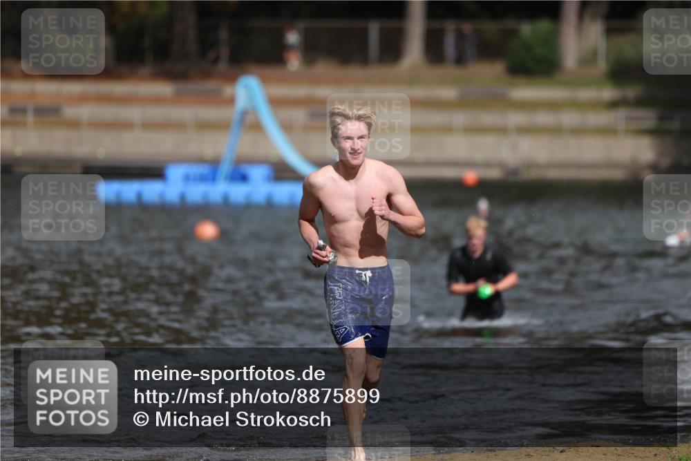 14.09.2025 - Stadtparktriathlon Michael Strokosch http://msf.ph/oto/8875899 14.09.2025 13:11:31 Schwimmen 1544, 1559 meine-sportfotos.de