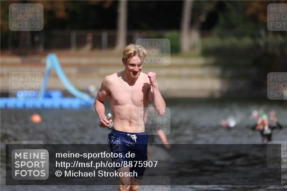 14.09.2025 - Stadtparktriathlon Michael Strokosch http://msf.ph/oto/8875907 14.09.2025 13:11:32 Schwimmen 1544, 1559 meine-sportfotos.de