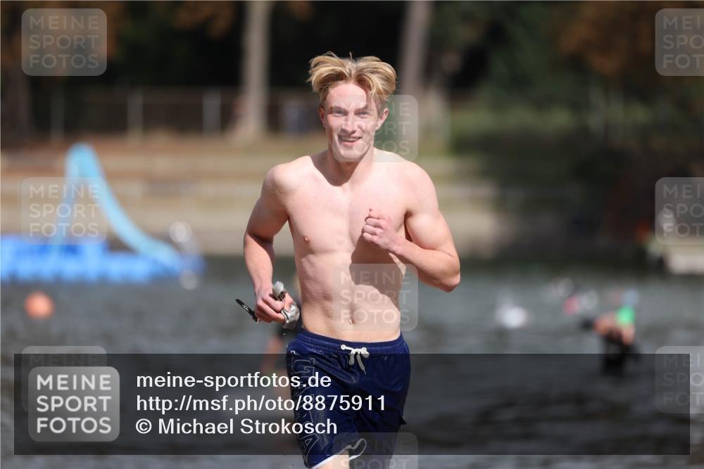 14.09.2025 - Stadtparktriathlon Michael Strokosch http://msf.ph/oto/8875911 14.09.2025 13:11:33 Schwimmen 1544, 1559 meine-sportfotos.de
