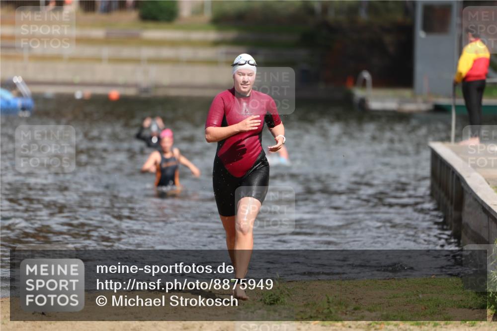 14.09.2025 - Stadtparktriathlon Michael Strokosch http://msf.ph/oto/8875949 14.09.2025 13:12:05 Schwimmen 1527, 1532 meine-sportfotos.de
