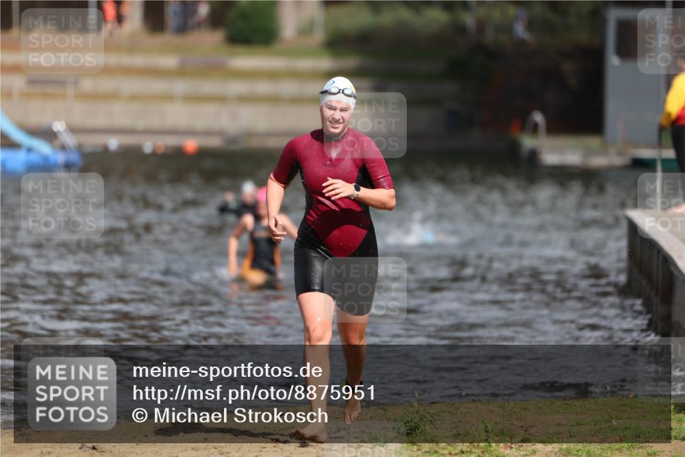 14.09.2025 - Stadtparktriathlon Michael Strokosch http://msf.ph/oto/8875951 14.09.2025 13:12:05 Schwimmen 1527, 1532 meine-sportfotos.de
