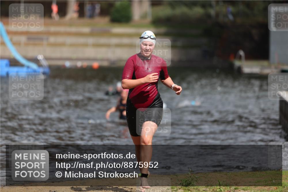 14.09.2025 - Stadtparktriathlon Michael Strokosch http://msf.ph/oto/8875952 14.09.2025 13:12:06 Schwimmen 1527, 1532 meine-sportfotos.de