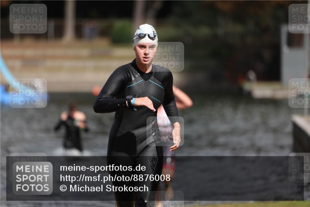 14.09.2025 - Stadtparktriathlon Michael Strokosch http://msf.ph/oto/8876008 14.09.2025 13:12:26 Schwimmen 1534, 1539, 1554 meine-sportfotos.de