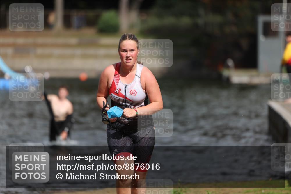 14.09.2025 - Stadtparktriathlon Michael Strokosch http://msf.ph/oto/8876016 14.09.2025 13:12:28 Schwimmen 1534, 1539, 1554 meine-sportfotos.de