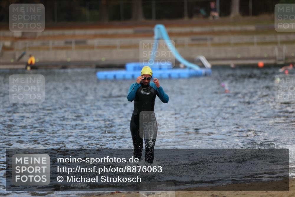14.09.2025 - Stadtparktriathlon Michael Strokosch http://msf.ph/oto/8876063 14.09.2025 13:15:02 Schwimmen 1529, 1535, 1556 meine-sportfotos.de