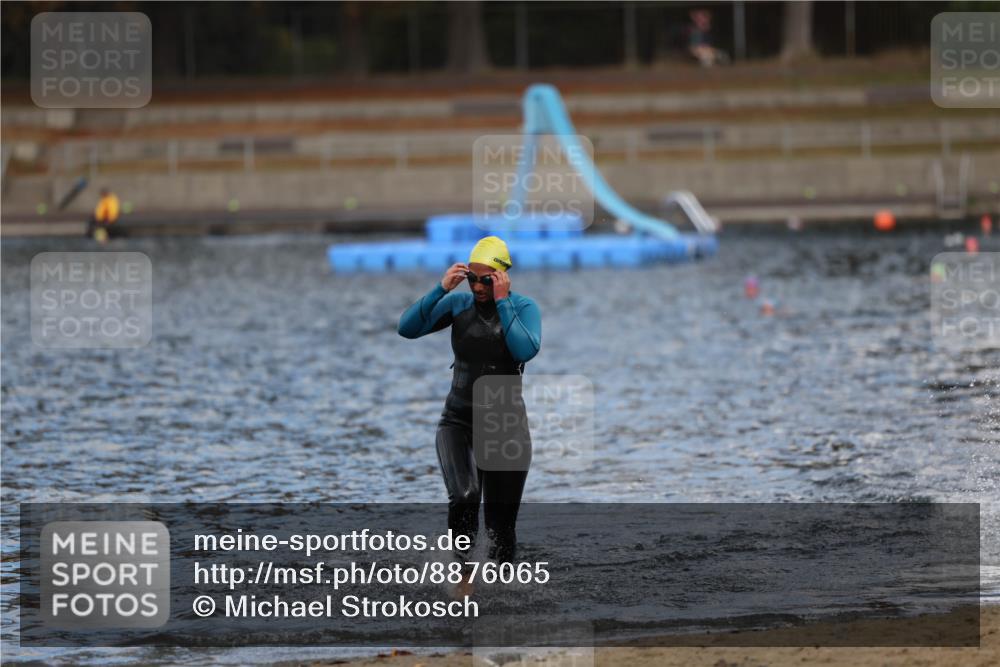 14.09.2025 - Stadtparktriathlon Michael Strokosch http://msf.ph/oto/8876065 14.09.2025 13:15:02 Schwimmen 1529, 1535, 1556 meine-sportfotos.de