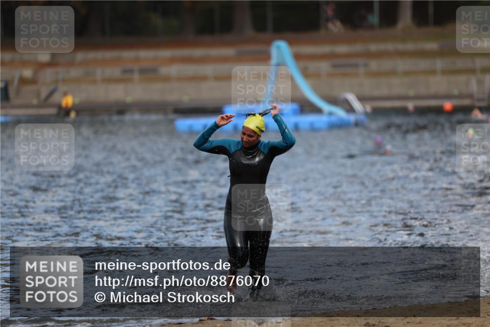 14.09.2025 - Stadtparktriathlon Michael Strokosch http://msf.ph/oto/8876070 14.09.2025 13:15:03 Schwimmen 1529, 1535, 1556 meine-sportfotos.de