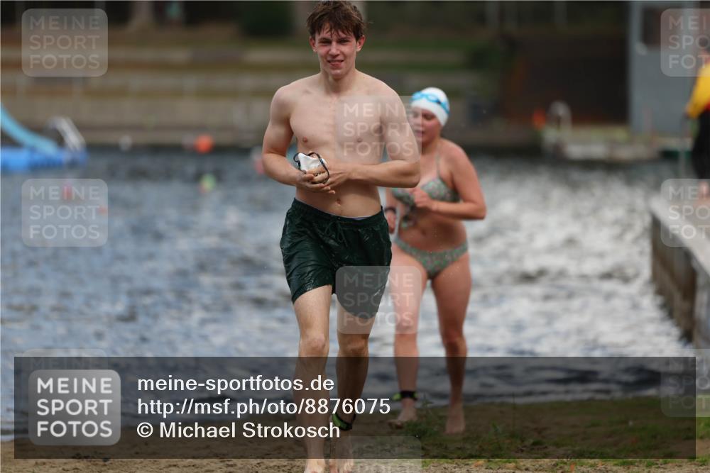 14.09.2025 - Stadtparktriathlon Michael Strokosch http://msf.ph/oto/8876075 14.09.2025 13:15:06 Schwimmen 1529, 1535, 1556 meine-sportfotos.de