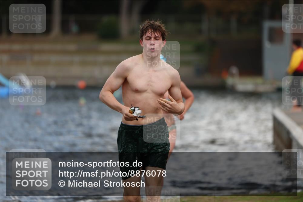 14.09.2025 - Stadtparktriathlon Michael Strokosch http://msf.ph/oto/8876078 14.09.2025 13:15:06 Schwimmen 1529, 1535, 1556 meine-sportfotos.de