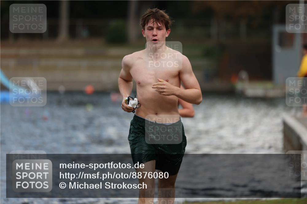14.09.2025 - Stadtparktriathlon Michael Strokosch http://msf.ph/oto/8876080 14.09.2025 13:15:06 Schwimmen 1529, 1535, 1556 meine-sportfotos.de