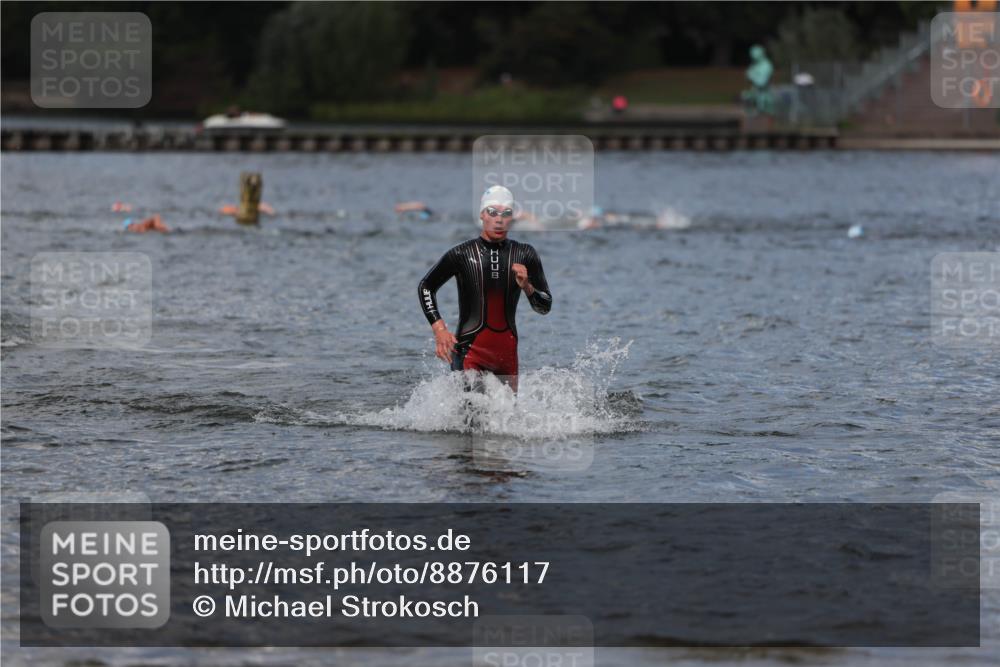 14.09.2025 - Stadtparktriathlon Michael Strokosch http://msf.ph/oto/8876117 14.09.2025 13:15:23 Schwimmen 1598, 1611, 1620 meine-sportfotos.de