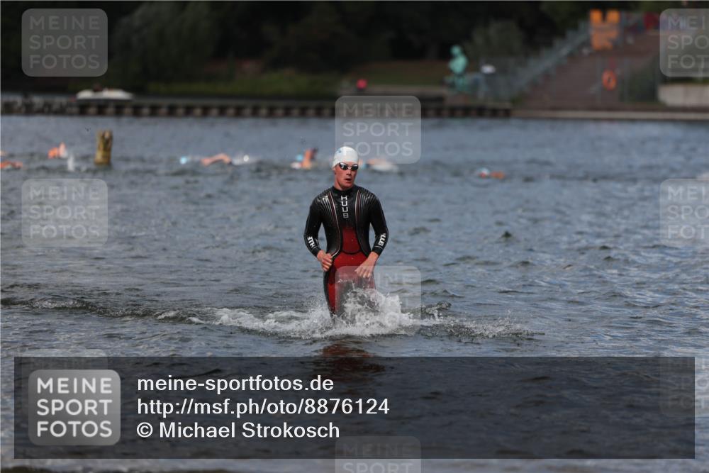 14.09.2025 - Stadtparktriathlon Michael Strokosch http://msf.ph/oto/8876124 14.09.2025 13:15:24 Schwimmen 1611, 1620 meine-sportfotos.de