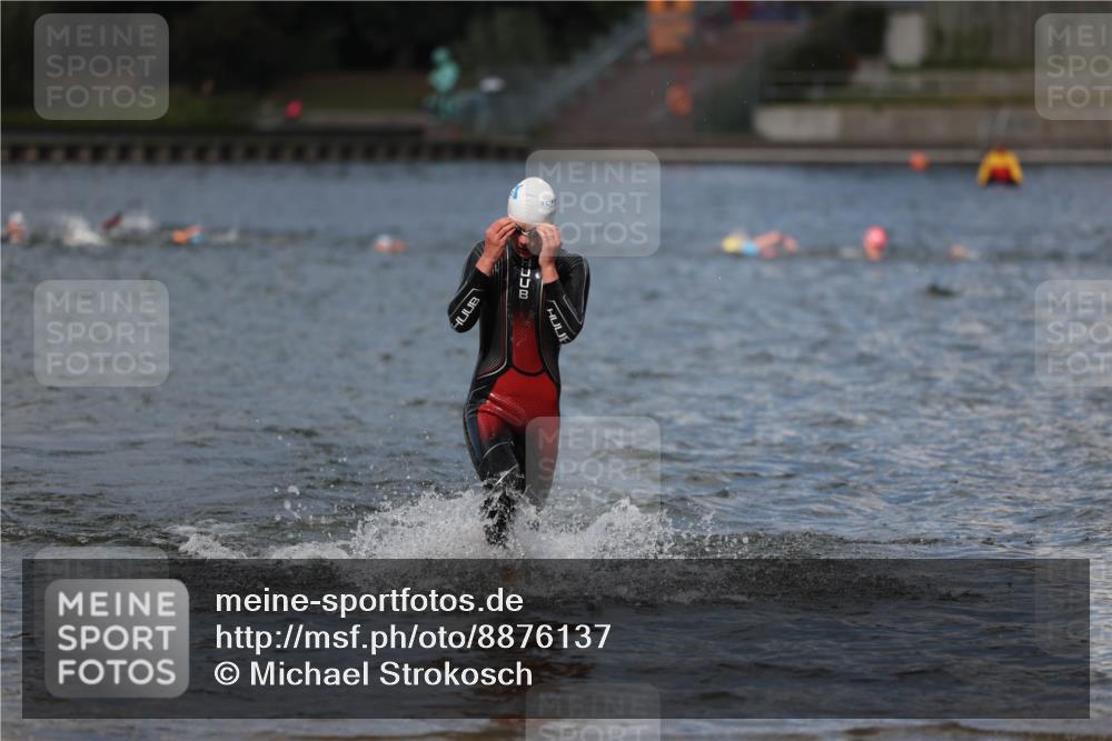 14.09.2025 - Stadtparktriathlon Michael Strokosch http://msf.ph/oto/8876137 14.09.2025 13:15:26 Schwimmen 1611, 1620 meine-sportfotos.de