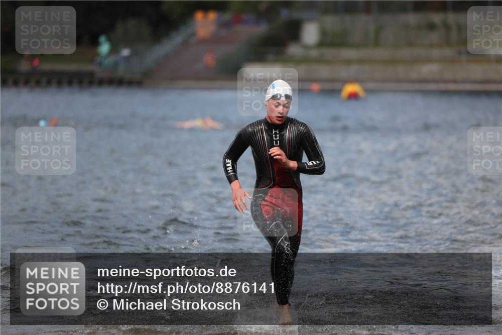 14.09.2025 - Stadtparktriathlon Michael Strokosch http://msf.ph/oto/8876141 14.09.2025 13:15:28 Schwimmen 1611, 1620 meine-sportfotos.de