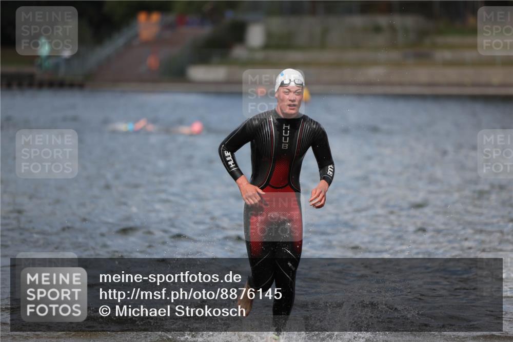 14.09.2025 - Stadtparktriathlon Michael Strokosch http://msf.ph/oto/8876145 14.09.2025 13:15:28 Schwimmen 1611, 1620 meine-sportfotos.de