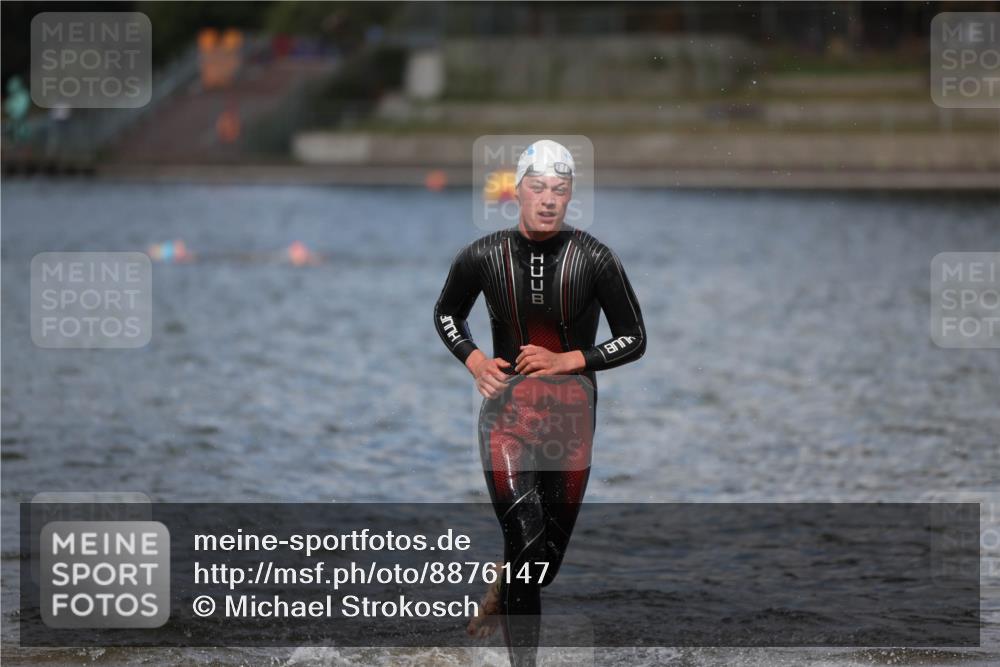 14.09.2025 - Stadtparktriathlon Michael Strokosch http://msf.ph/oto/8876147 14.09.2025 13:15:29 Schwimmen 1571, 1611, 1620 meine-sportfotos.de